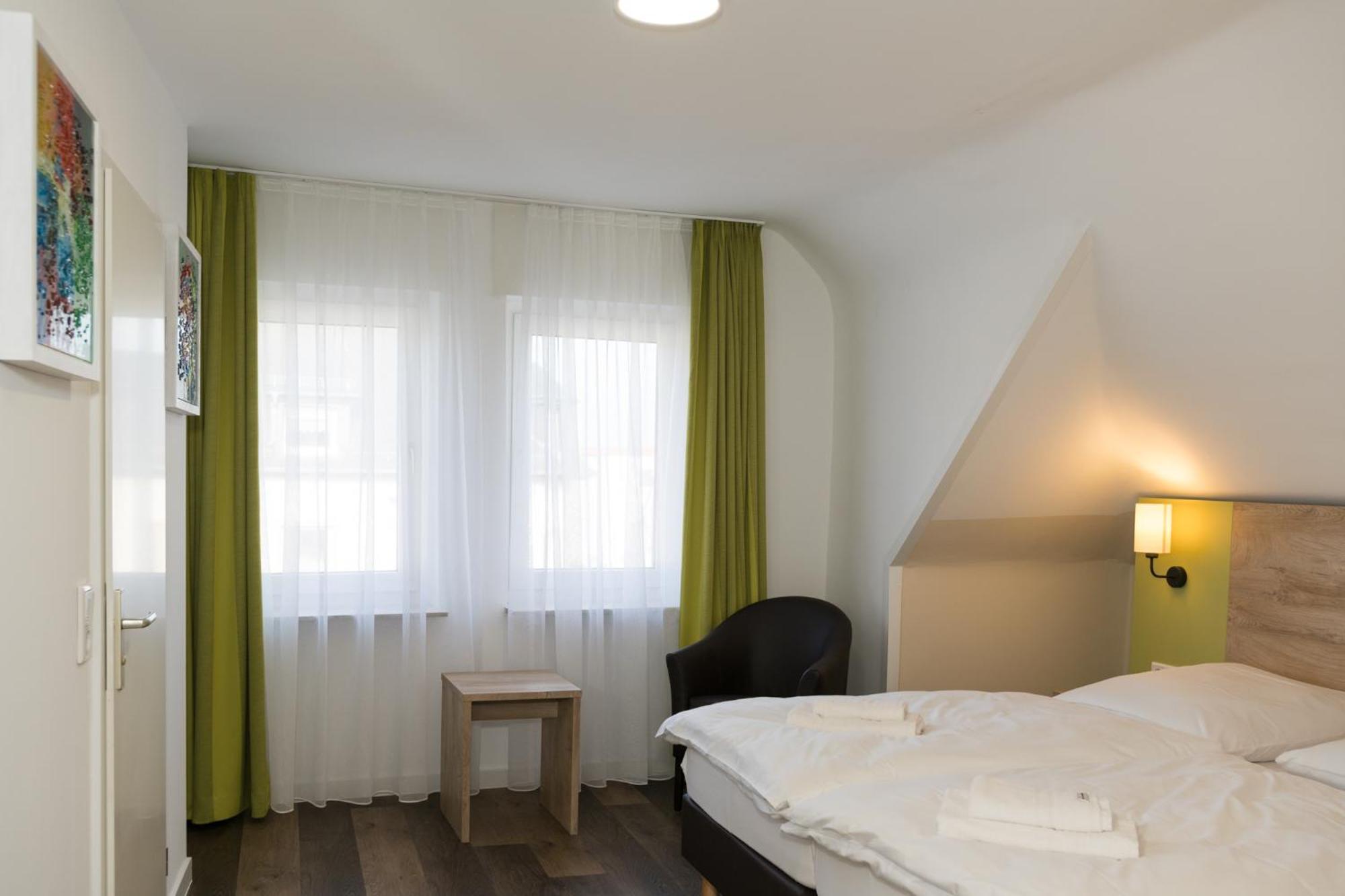 Roca Restaurant Und Hotel Bommersheim 外观 照片