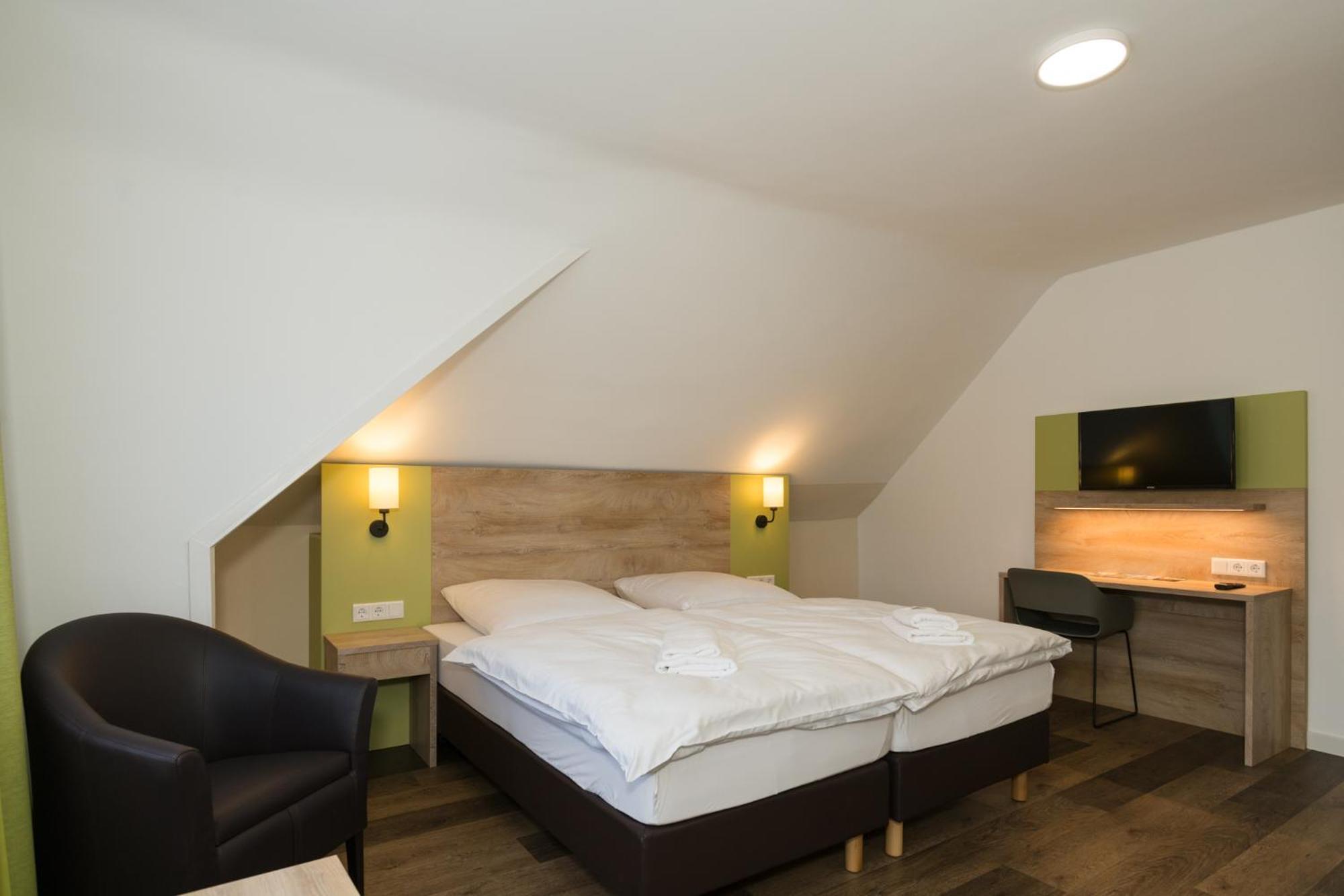 Roca Restaurant Und Hotel Bommersheim 外观 照片