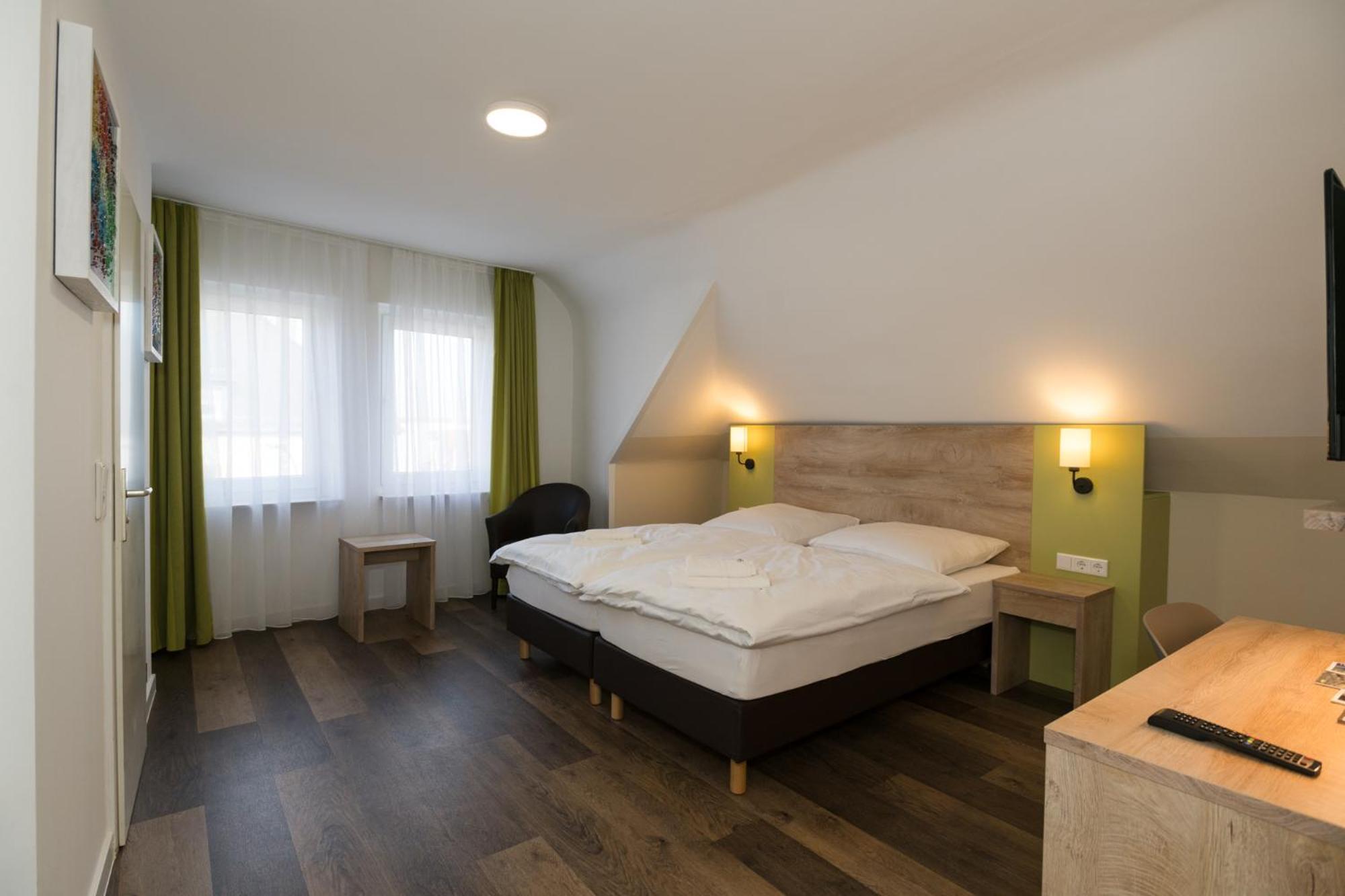 Roca Restaurant Und Hotel Bommersheim 外观 照片