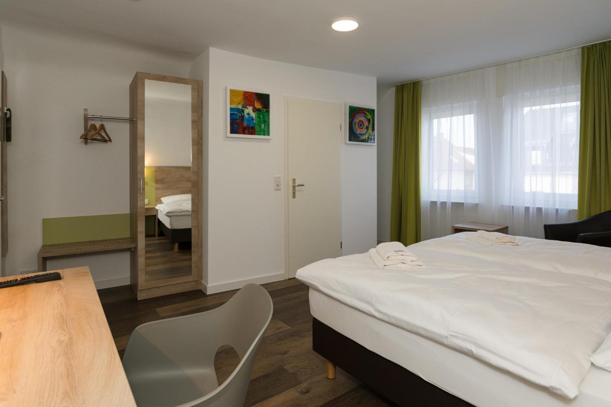Roca Restaurant Und Hotel Bommersheim 外观 照片