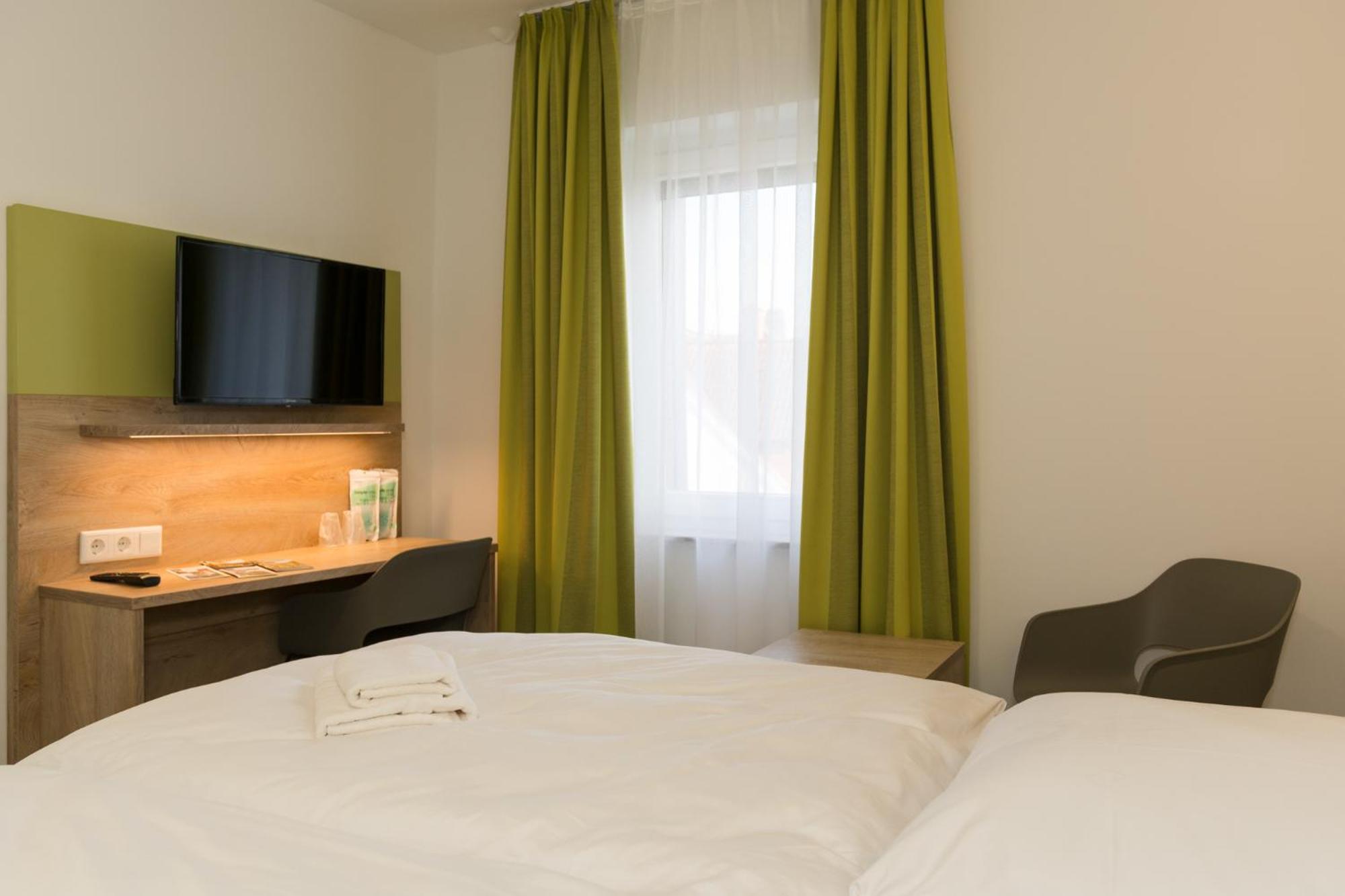Roca Restaurant Und Hotel Bommersheim 外观 照片
